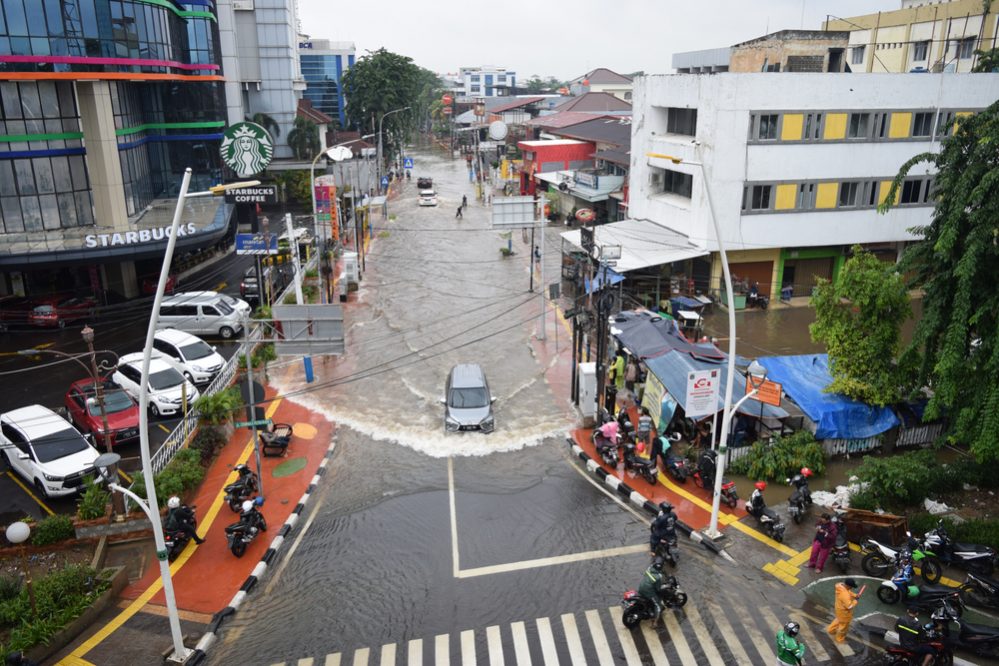 mobil menerobos banjir