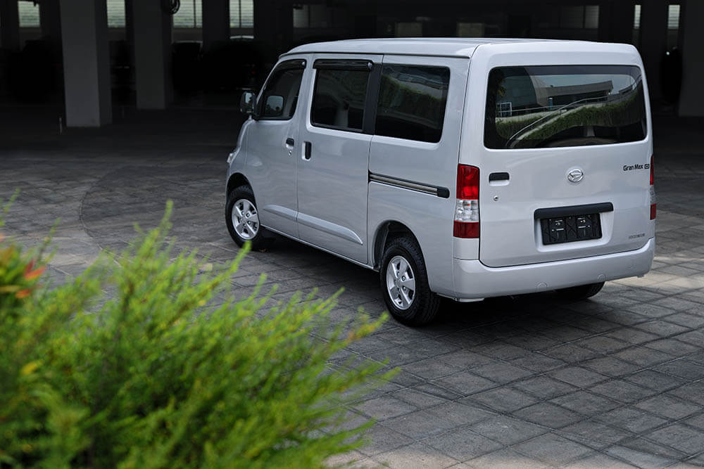 mobil liburan granmax minibus