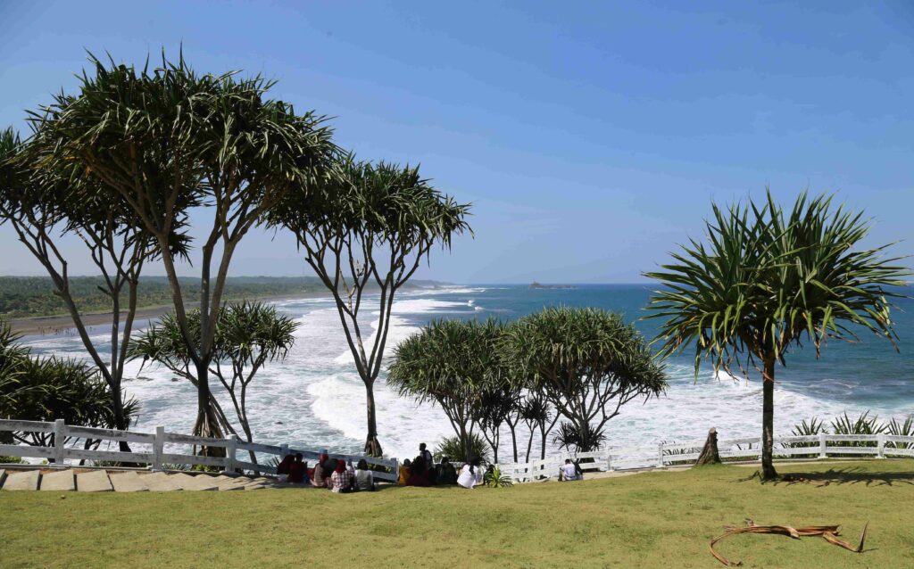 Destinasi Akhir Pekan Pantai Karang Tawulan