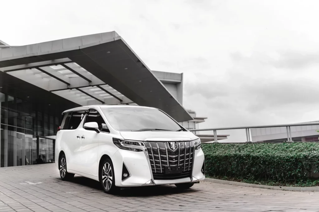 Toyota Alphard Mobil Hybrid yang Cocok Buat Liburan Akhir Tahun Bareng Keluarga