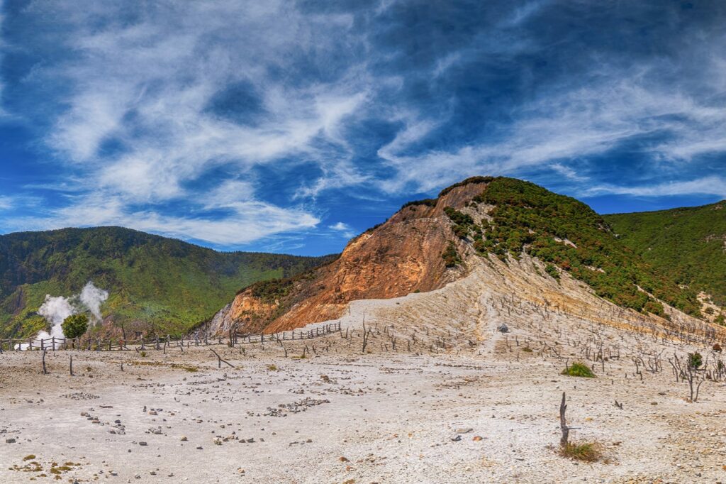 Destinasi Akhir Pekan Puncak Papandayan