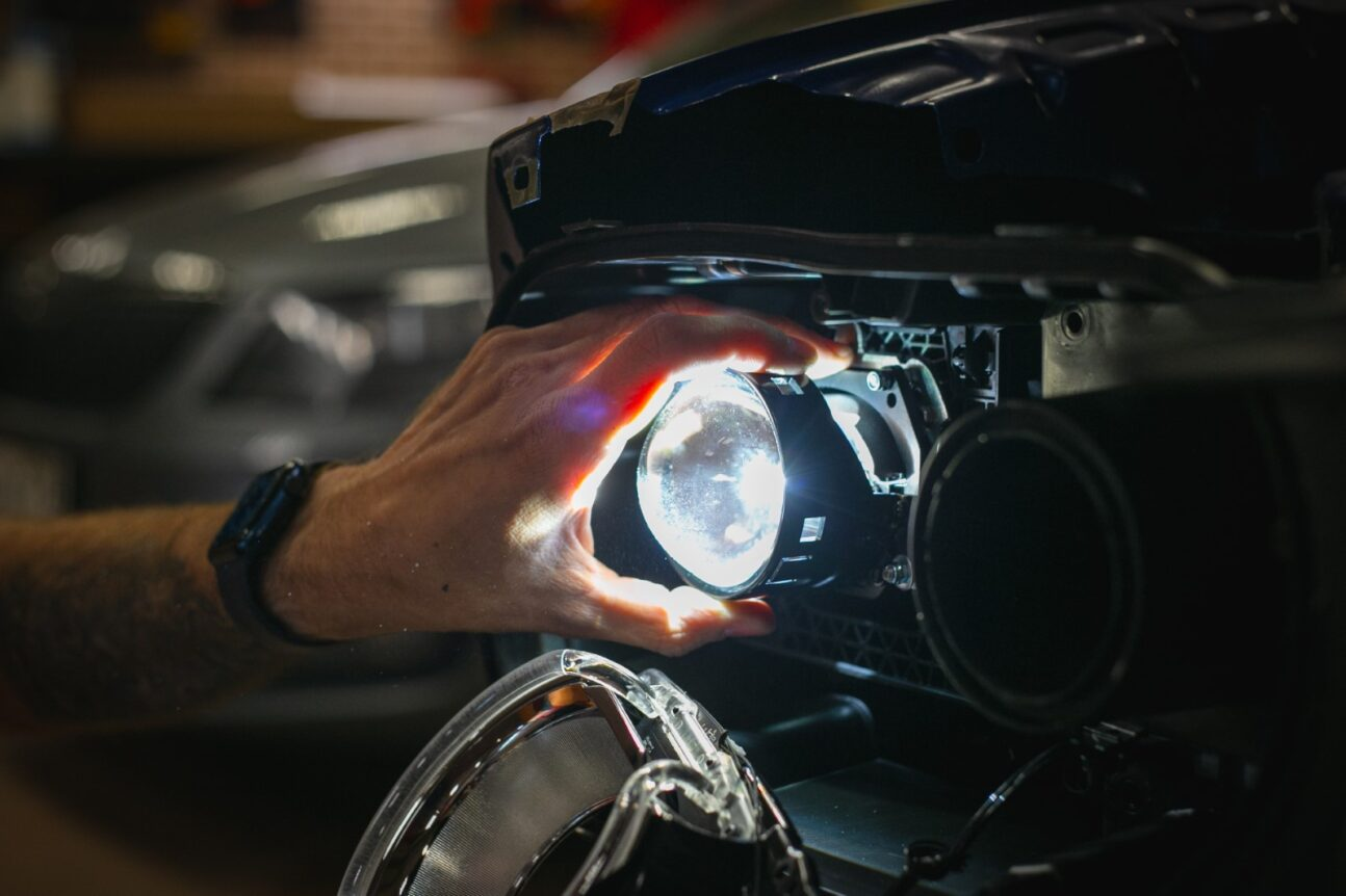 merawat aksesoris mobil headlight