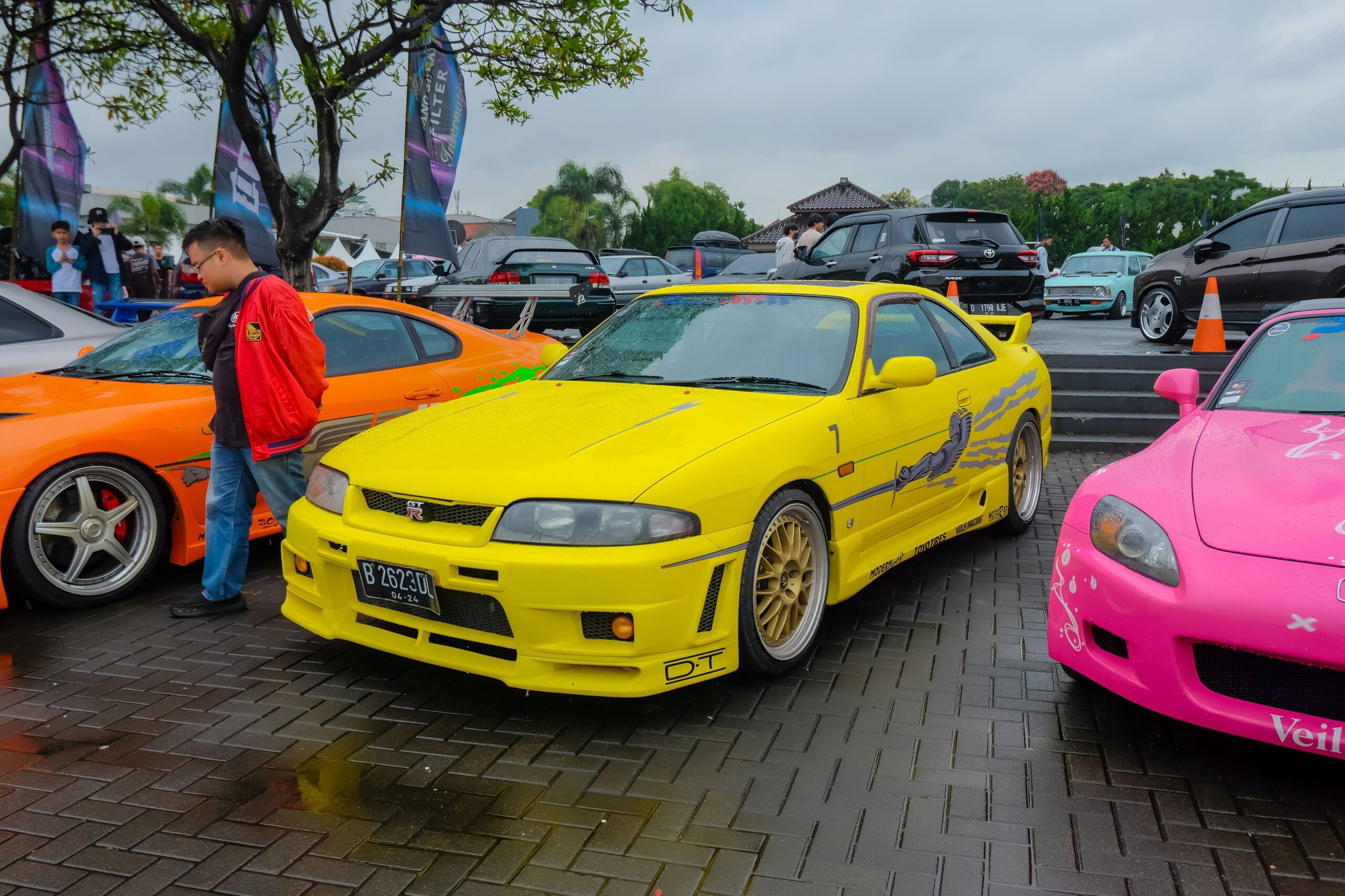 Gambar mobil-mobil ikonik dari film dan serial TV.