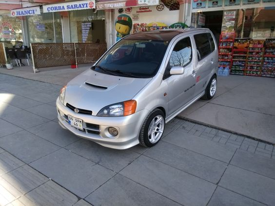 Daihatsu YRV